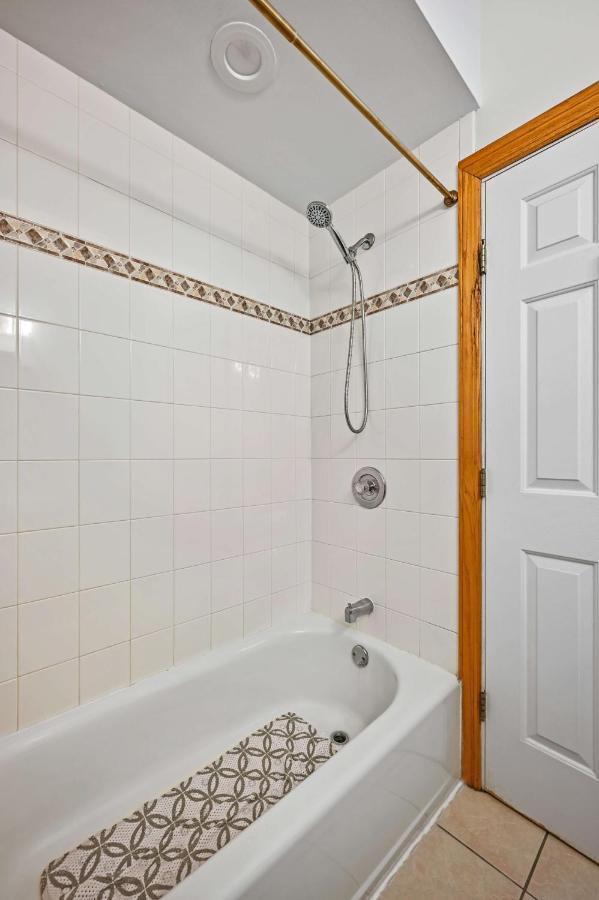 2 Bed Apt W/ Office, Free Parking, Near Wrigley Chicago Exterior photo